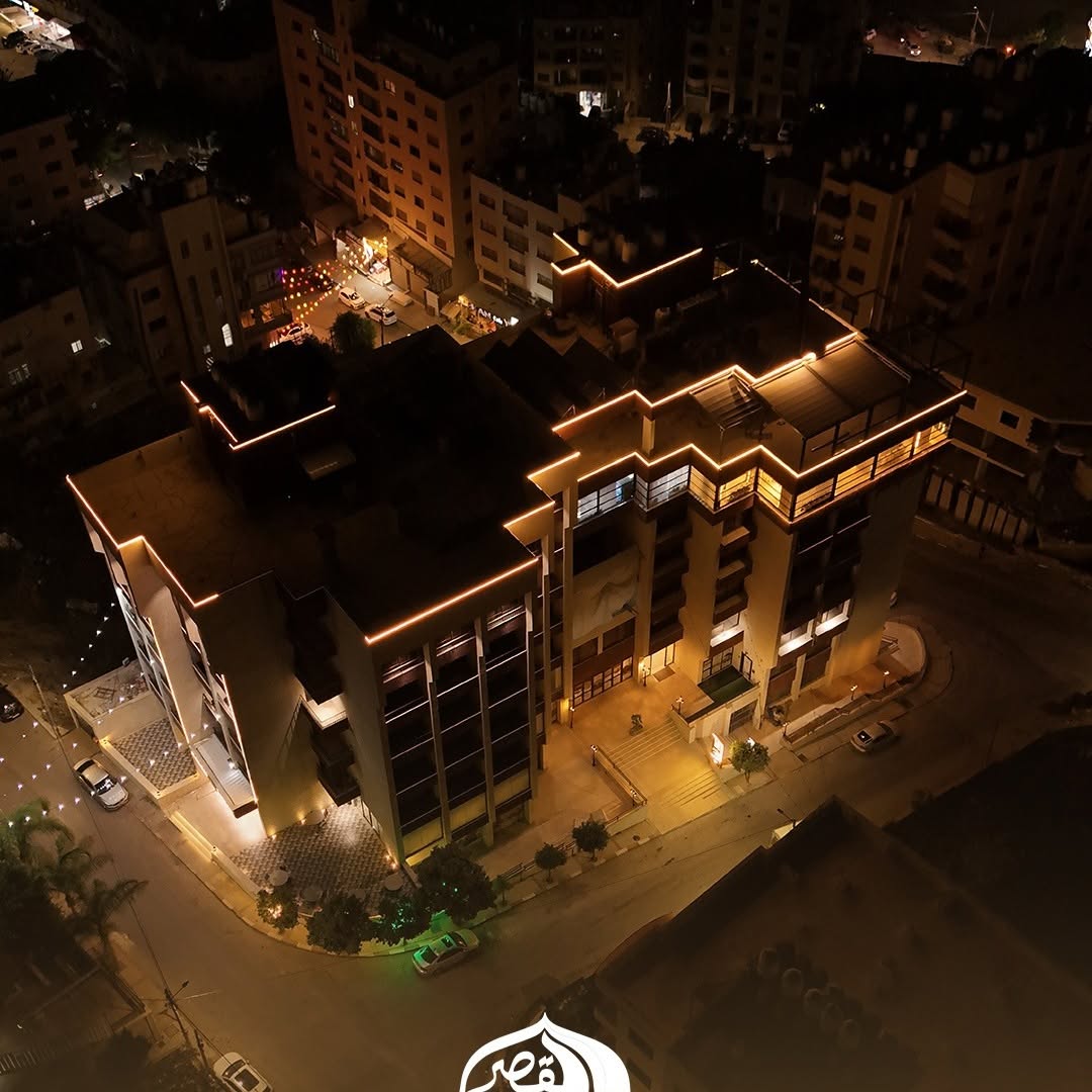 فندق القصر ليلاً